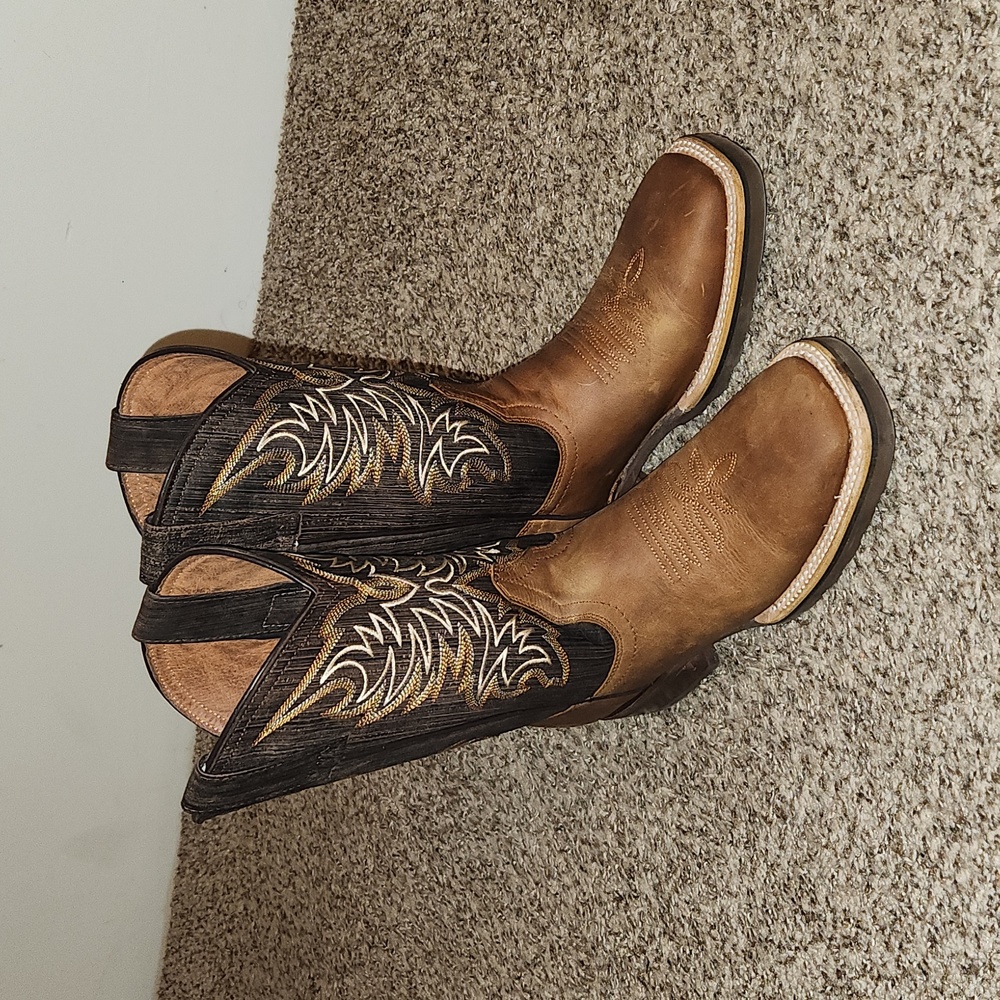 SOLD ... Boots 👢